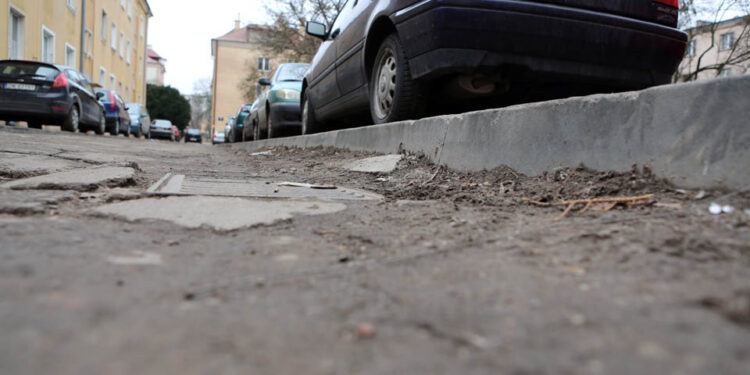 24.2.2015 Kielce. Miejski Zarząd Dróg w Kielcach od trzech lat nie jest wstanie znaleźć kilkudziesięciu tysięcy złotych na położenie asfaltu na drodze  osiedlowej  przy ulicy Zagórskiej w Kielcach. / Wojciech Habdas / Radio Kielce