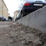 24.2.2015 Kielce. Miejski Zarząd Dróg w Kielcach od trzech lat nie jest wstanie znaleźć kilkudziesięciu tysięcy złotych na położenie asfaltu na drodze  osiedlowej  przy ulicy Zagórskiej w Kielcach. / Wojciech Habdas / Radio Kielce