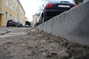 24.2.2015 Kielce. Miejski Zarząd Dróg w Kielcach od trzech lat nie jest wstanie znaleźć kilkudziesięciu tysięcy złotych na położenie asfaltu na drodze osiedlowej przy ulicy Zagórskiej w Kielcach. / Wojciech Habdas / Radio Kielce