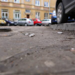 24.2.2015 Kielce. Miejski Zarząd Dróg w Kielcach od trzech lat nie jest wstanie znaleźć kilkudziesięciu tysięcy złotych na położenie asfaltu na drodze  osiedlowej  przy ulicy Zagórskiej w Kielcach. / Wojciech Habdas / Radio Kielce