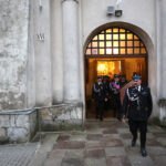 28.2.2015 Chęciny. Obchody Narodowego Dnia Pamięci Żołnierzy Wyklętych. Uczestnicy nabożeństwa z zapalonymi zniczami przeszli przed pomnik upamiętniający poległych w czasie II wojny światowej. / Wojciech Habdas / Radio Kielce