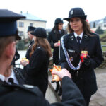 28.2.2015 Chęciny. Obchody Narodowego Dnia Pamięci Żołnierzy Wyklętych. Uczestnicy nabożeństwa z zapalonymi zniczami przeszli przed pomnik upamiętniający poległych w czasie II wojny światowej. / Wojciech Habdas / Radio Kielce