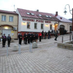 28.2.2015 Chęciny. Obchody Narodowego Dnia Pamięci Żołnierzy Wyklętych. Uczestnicy nabożeństwa z zapalonymi zniczami przeszli przed pomnik upamiętniający poległych w czasie II wojny światowej. / Wojciech Habdas / Radio Kielce