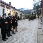 28.2.2015 Chęciny. Obchody Narodowego Dnia Pamięci Żołnierzy Wyklętych. Uczestnicy nabożeństwa z zapalonymi zniczami przeszli przed pomnik upamiętniający poległych w czasie II wojny światowej. / Wojciech Habdas / Radio Kielce