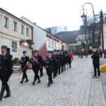 28.2.2015 Chęciny. Obchody Narodowego Dnia Pamięci Żołnierzy Wyklętych. Uczestnicy nabożeństwa z zapalonymi zniczami przeszli przed pomnik upamiętniający poległych w czasie II wojny światowej. / Wojciech Habdas / Radio Kielce