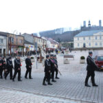 28.2.2015 Chęciny. Obchody Narodowego Dnia Pamięci Żołnierzy Wyklętych. Uczestnicy nabożeństwa z zapalonymi zniczami przeszli przed pomnik upamiętniający poległych w czasie II wojny światowej. / Wojciech Habdas / Radio Kielce