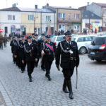 28.2.2015 Chęciny. Obchody Narodowego Dnia Pamięci Żołnierzy Wyklętych. Uczestnicy nabożeństwa z zapalonymi zniczami przeszli przed pomnik upamiętniający poległych w czasie II wojny światowej. / Wojciech Habdas / Radio Kielce