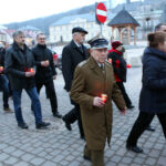 28.2.2015 Chęciny. Obchody Narodowego Dnia Pamięci Żołnierzy Wyklętych. Uczestnicy nabożeństwa z zapalonymi zniczami przeszli przed pomnik upamiętniający poległych w czasie II wojny światowej. / Wojciech Habdas / Radio Kielce