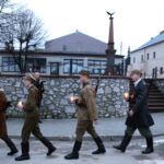 28.2.2015 Chęciny. Obchody Narodowego Dnia Pamięci Żołnierzy Wyklętych. Uczestnicy nabożeństwa z zapalonymi zniczami przeszli przed pomnik upamiętniający poległych w czasie II wojny światowej. / Wojciech Habdas / Radio Kielce
