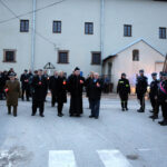 28.2.2015 Chęciny. Obchody Narodowego Dnia Pamięci Żołnierzy Wyklętych. Uczestnicy nabożeństwa z zapalonymi zniczami przeszli przed pomnik upamiętniający poległych w czasie II wojny światowej. / Wojciech Habdas / Radio Kielce
