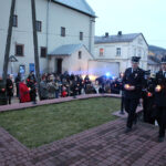 28.2.2015 Chęciny. Obchody Narodowego Dnia Pamięci Żołnierzy Wyklętych. Uczestnicy nabożeństwa z zapalonymi zniczami przeszli przed pomnik upamiętniający poległych w czasie II wojny światowej. / Wojciech Habdas / Radio Kielce