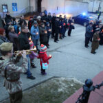 28.2.2015 Chęciny. Obchody Narodowego Dnia Pamięci Żołnierzy Wyklętych. Uczestnicy nabożeństwa z zapalonymi zniczami przeszli przed pomnik upamiętniający poległych w czasie II wojny światowej. / Wojciech Habdas / Radio Kielce