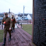 28.2.2015 Chęciny. Obchody Narodowego Dnia Pamięci Żołnierzy Wyklętych. Uczestnicy nabożeństwa z zapalonymi zniczami przeszli przed pomnik upamiętniający poległych w czasie II wojny światowej. / Wojciech Habdas / Radio Kielce