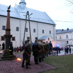 28.2.2015 Chęciny. Obchody Narodowego Dnia Pamięci Żołnierzy Wyklętych. Uczestnicy nabożeństwa z zapalonymi zniczami przeszli przed pomnik upamiętniający poległych w czasie II wojny światowej. / Wojciech Habdas / Radio Kielce