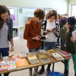 7.2.2015 Kielce. W II LO im. Śniadeckiego młodzież wymieniała się wydawnictwami w ramach akcji „Giełdę Kultury”. / Wojciech Habdas / Radio Kielce