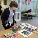 7.2.2015 Kielce. W II LO im. Śniadeckiego młodzież wymieniała się wydawnictwami w ramach akcji „Giełdę Kultury”. / Wojciech Habdas / Radio Kielce