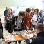 7.2.2015 Kielce. W II LO im. Śniadeckiego młodzież wymieniała się wydawnictwami w ramach akcji „Giełdę Kultury”. / Wojciech Habdas / Radio Kielce