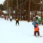 7.2.2015 Kielce. Na stadionie wielu chętnych korzysta z lodowiska i stoku narciarskiego. / Wojciech Habdas / Radio Kielce