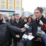 7.2.2015 Kielce. Konferencja prasowa Adama Jarubasa na pl. Artystów / Wojciech Habdas / Radio Kielce