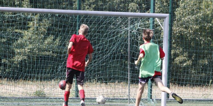 Wakacje z Futbolem 2013, mecz Orlik 27 Kielce - FC Nitro (podstawówki) / Kamil Król / Radio Kielce