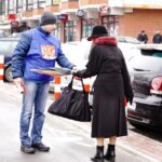 19.02.2015 OPZZ rozdaje ulotki / Stanisław Blinstrub / Radio Kielce