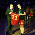 11.02.2015 Prezentacja Korony Kielce runda wiosenna - koszulkę otrzymuje z rąk Marka Paprockiego Jakub Kotarzewski / Stanisław Blinstrub / Radio Kielce