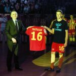 11.02.2015 Prezentacja Korony Kielce runda wiosenna - koszulkę otrzymuje z rąk Marka Paprockiego Kamil Matulka / Stanisław Blinstrub / Radio Kielce