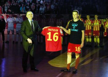11.02.2015 Prezentacja Korony Kielce runda wiosenna - koszulkę otrzymuje z rąk Marka Paprockiego Kamil Matulka / Stanisław Blinstrub / Radio Kielce