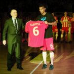 11.02.2015 Prezentacja Korony Kielce runda wiosenna - koszulkę otrzymuje z rąk Marka Paprockiego Łukasz Klemenz / Stanisław Blinstrub / Radio Kielce