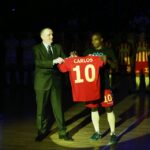 11.02.2015 Prezentacja Korony Kielce runda wiosenna - koszulkę otrzymuje z rąk Marka Paprockiego Luis Carlos / Stanisław Blinstrub / Radio Kielce