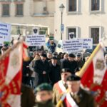 15.02.2015 73. rocznica powołania Armii Krajowej - transparenty rodziców walczących w obronie szkoły w Kajetanowie / Stanisław Blinstrub / Radio Kielce