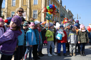 Budzenie Wiosny na ul. Sienkiewicza w Kielcach (20 marca 2015 r.) / Piotr Michalski / Radio Kielce