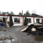 Spalona hala w suchedniowskiej fabryce mebli (22 marca 2015 r.) / Piotr Michalski / Radio Kielce