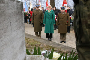 Na kieleckim cmentarzu oddali hołd Żołnierzom Wyklętym (1 marca 2015 r.) / Piotr Michalski / Radio Kielce