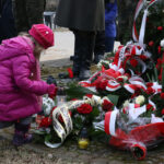 Na kieleckim cmentarzu oddali hołd Żołnierzom Wyklętym (1 marca 2015 r.) / Piotr Michalski / Radio Kielce