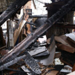 Spalona hala w suchedniowskiej fabryce mebli (22 marca 2015 r.) / Piotr Michalski / Radio Kielce