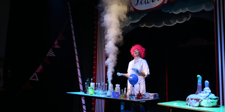 Eksperymenty chemiczne w Teatrze Kubuś (20 marca 2015 r.) / Piotr Michalski / Radio Kielce