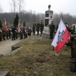 Na kieleckim cmentarzu oddali hołd Żołnierzom Wyklętym (1 marca 2015 r.) / Piotr Michalski / Radio Kielce