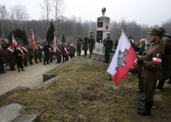 Na kieleckim cmentarzu oddali hołd Żołnierzom Wyklętym (1 marca 2015 r.) / Piotr Michalski / Radio Kielce