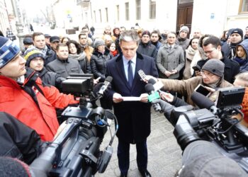 18.02.2015 Adam Jarubas konferencja prasowa przed budynkiem poczty w Kielcach / Stanisław Blinstrub / Radio Kielce