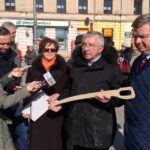 09.03.2015 PiS przygotowało drewniana szabelka dla Adama Jarubasa / Bartłomiej Zapała / Radio Kielce