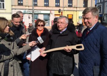 09.03.2015 PiS przygotowało drewniana szabelka dla Adama Jarubasa / Bartłomiej Zapała / Radio Kielce