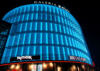 Galeria Echo w Kielcach podświetlona na turkusowo. Kielce przyłączyły się do ogólnopolskich obchodów Miesiąca Świadomości Raka Jajnika / Kamil Król / Radio Kielce
