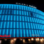 Galeria Echo w Kielcach podświetlona na turkusowo. Kielce przyłączyły się do ogólnopolskich obchodów Miesiąca Świadomości Raka Jajnika / Kamil Król / Radio Kielce