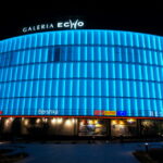 Galeria Echo w Kielcach podświetlona na turkusowo. Kielce przyłączyły się do ogólnopolskich obchodów Miesiąca Świadomości Raka Jajnika / Kamil Król / Radio Kielce