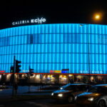 Galeria Echo w Kielcach podświetlona na turkusowo. Kielce przyłączyły się do ogólnopolskich obchodów Miesiąca Świadomości Raka Jajnika / Kamil Król / Radio Kielce