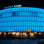 Galeria Echo w Kielcach podświetlona na turkusowo. Kielce przyłączyły się do ogólnopolskich obchodów Miesiąca Świadomości Raka Jajnika / Kamil Król / Radio Kielce