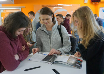 Studenci z Politechniki Opolskiej w Kieleckim Parku Technologicznym / Kamil Król / Radio Kielce