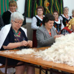 19.3.2015 Niziny. Darcie pierza i kiszenie kapusty - te dawne wiejskie zajęcia przypomniały członkinie stowarzyszenia „Niziny Górą” / Leszek Ślusarski / Radio Kielce