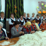 19.3.2015 Niziny. Darcie pierza i kiszenie kapusty - te dawne wiejskie zajęcia przypomniały członkinie stowarzyszenia „Niziny Górą” / Leszek Ślusarski / Radio Kielce